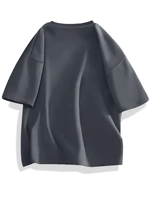 Белая футболка оверсайз на вешалке, на белом фоне.