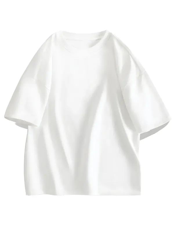 Белая футболка на белом фоне, товар для интернет-магазина.