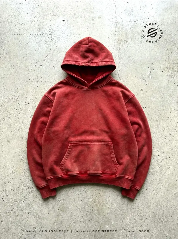 Худи 260305 на белом фоне, вид спереди.