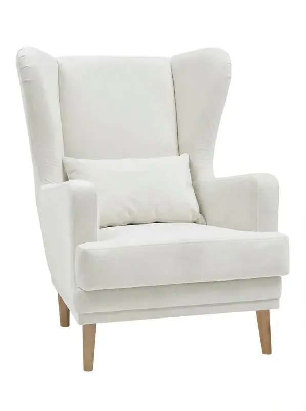 Кресло wingback на белом фоне.