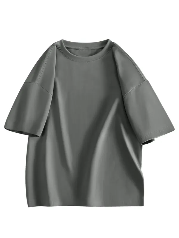 Белая футболка oversized 260305 на вешалке.