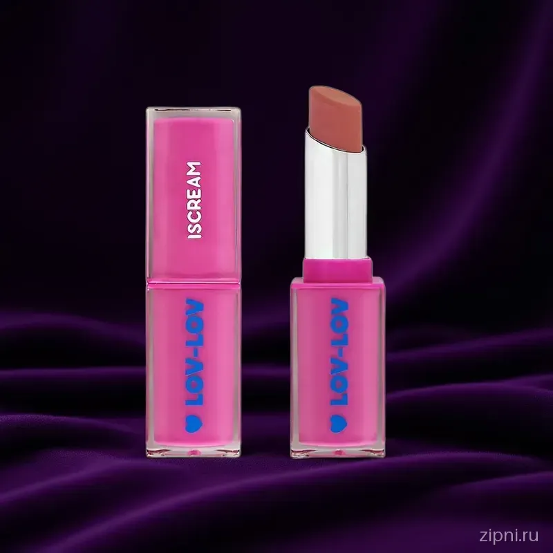 Помада лежит на бархатной ткани темно-фиолетового цвета, освещена мягким светом.