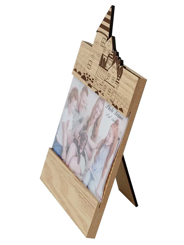 Деревянная рамка для фотографий на белом фоне.