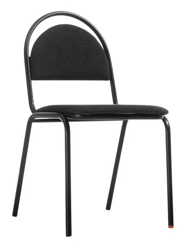 Белый фон, на нем стоит стул 260305.