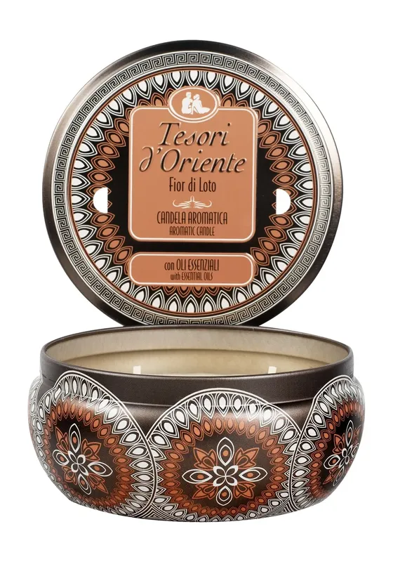 Свеча с ароматом лотоса на белом фоне.