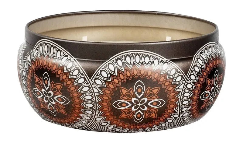 Декоративная свеча на белом фоне.