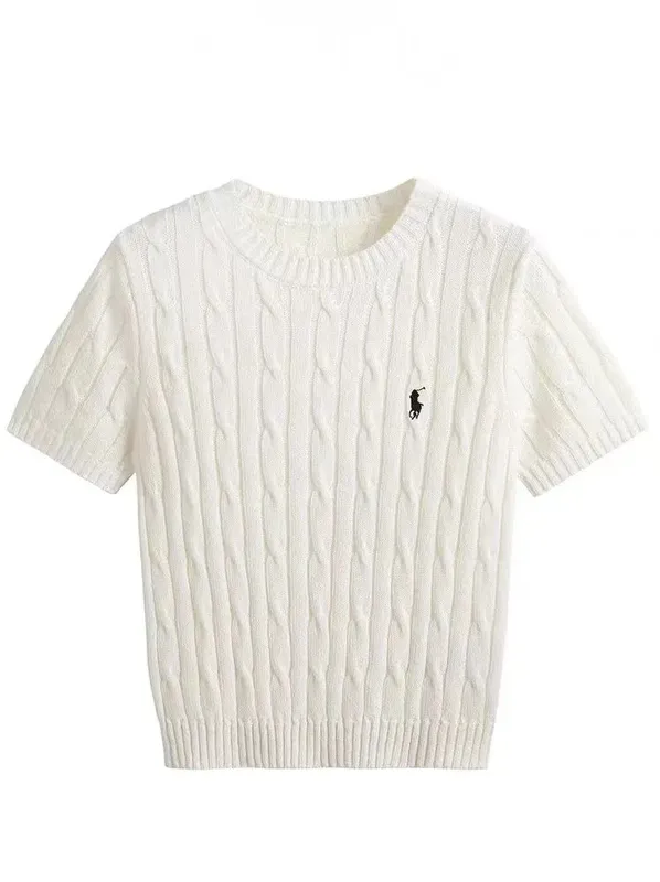 Свитер cable knit на белом фоне.